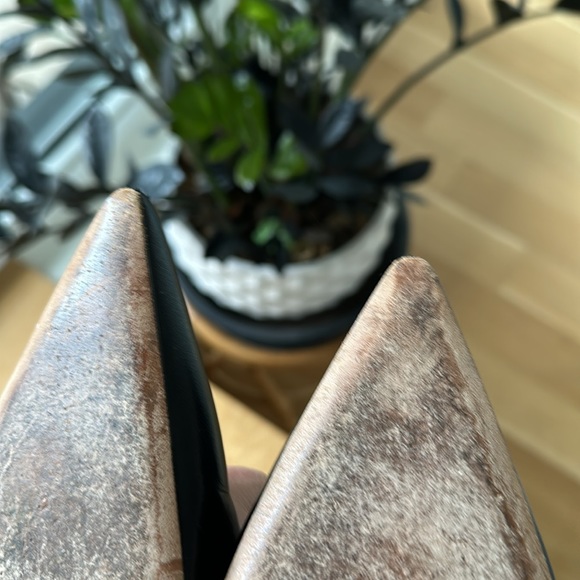 Gently used 105 MM Manolo’s Black Calf Leather Pointed Toe Pumps - Picture 7 of 9